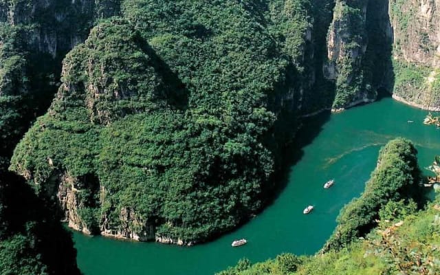 Longqingxia Gorge and Guyaju Cave Tour