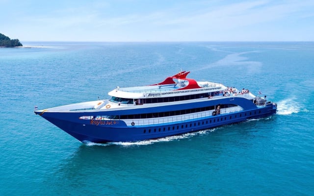Phi Phi Islands Adventure: Ferry, Snorkeling & Island Lunch