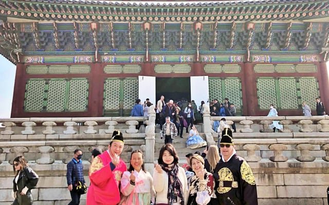 Royal Palace & Hanbok Village Tour