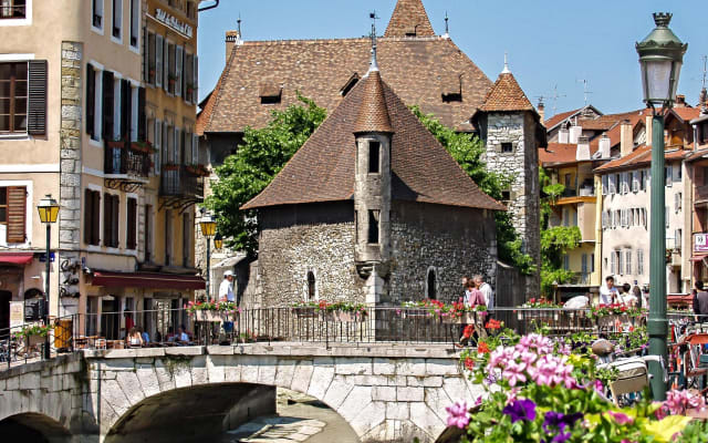 Geneva and Annecy Day Tour with Lake Cruise