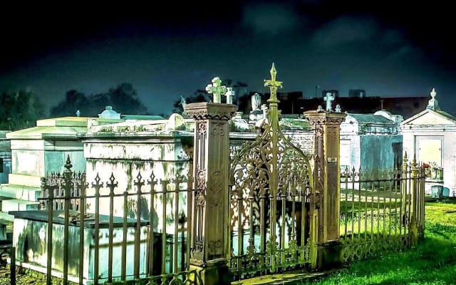 New Orleans Ghosts and Cemetery Bus Tour