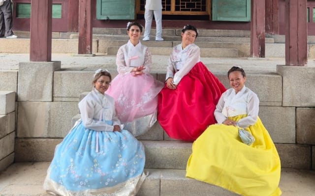 Hanbok Experience: Bukchon & Royal Palace Tour