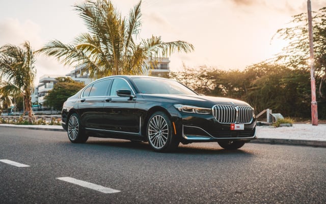 VIP Luxury Sedan Airport Transfer in Aruba
