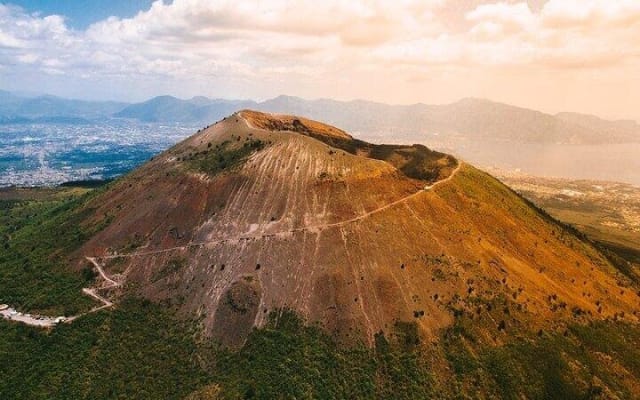 Pompeii and Vesuvius Crater Experience with Lunch