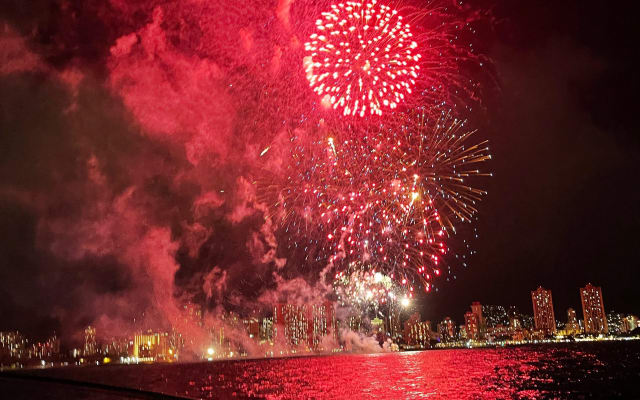 Waikiki Friday Night Fireworks Boat Cruise