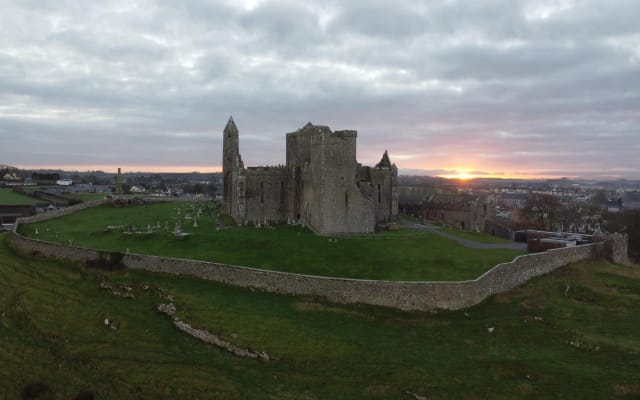 Private Tour: Discover Rock of Cashel & Cahir Castle from Cork