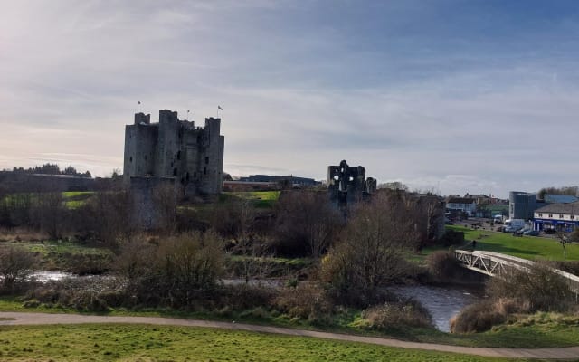  Sean's Bar, Clonmacnoise, Athlone & Trim Castle from Dublin 