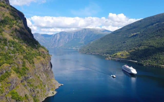 Bergen to Bergen: Day Tour to Flåm incl. the Flåm Train & 5h Grand Sognefjord Cruise