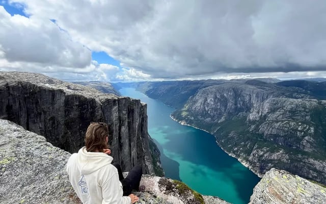 Stavanger: Preikestolen Pulpit Rock & Kjerag Overnight Tour