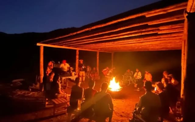 Cabalgata al Atardecer con Asado, Fogón y Guitarra en Mendoza