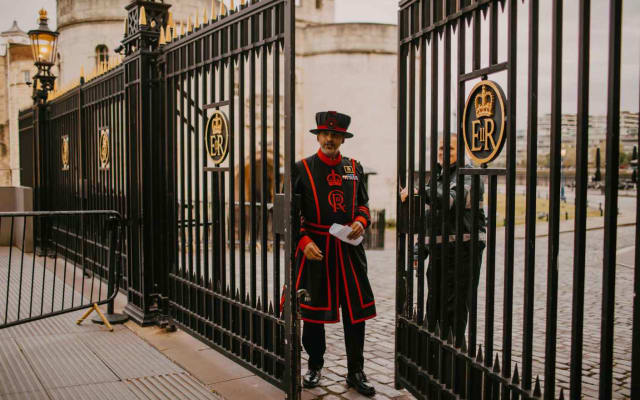 Private Tower of London Tour: Early Crown Jewels Access