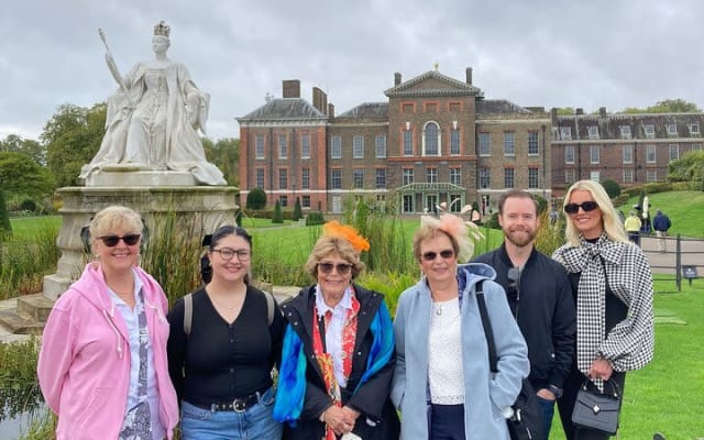 VIP Kensington Palace Gardens & Royal Tea Tour