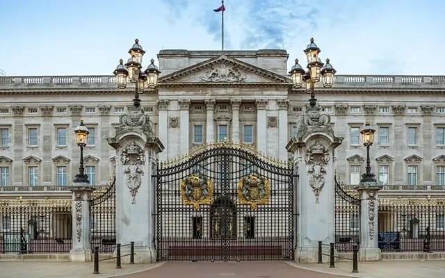 Royal Tour with Buckingham Palace Entry Guided Tour - Semi-Private (Max 12 Guests)