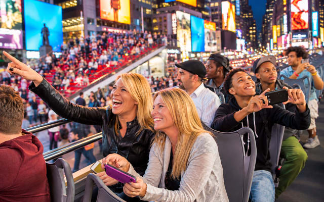 New York: Holiday Lights Tour with Live Guide 