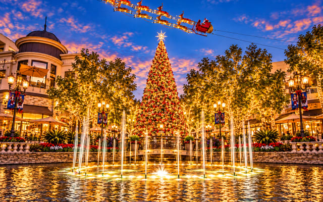 Los Angeles: Holiday Lights Bus Tour with Live Guide
