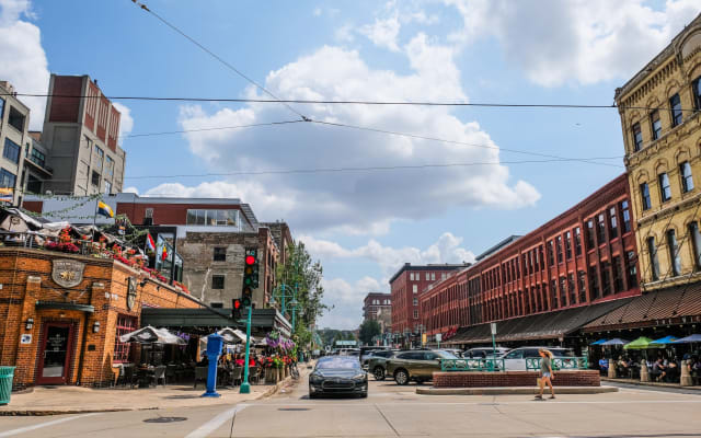 Downtown Milwaukee Tour: Donuts, Sweet Treats & More