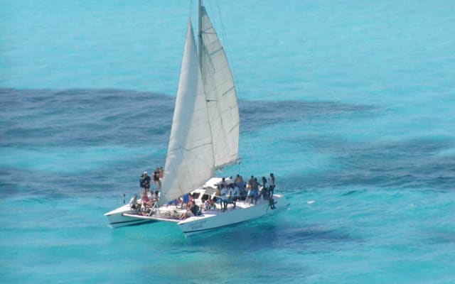 Isla Mujeres Catamaran Sailing tour + Lunch + Open Bar