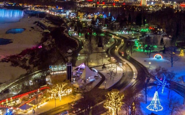 Festive Night on Niagara Holiday Tour