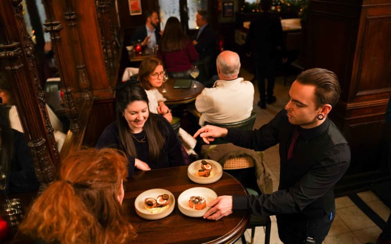 Eating Edinburgh: Old Town Food & Drinks Tour - main image