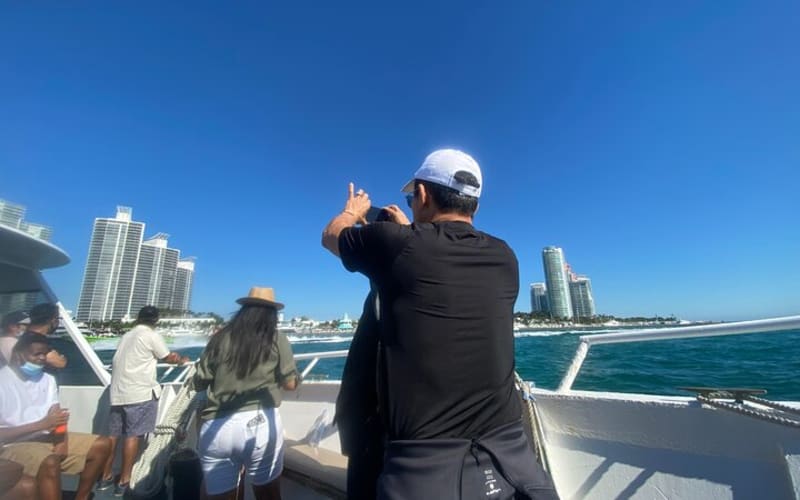MIAMI: 90-Min South Beach Cruise Millionaire Homes Spanish & Hard Rock Cafe Meal - main image