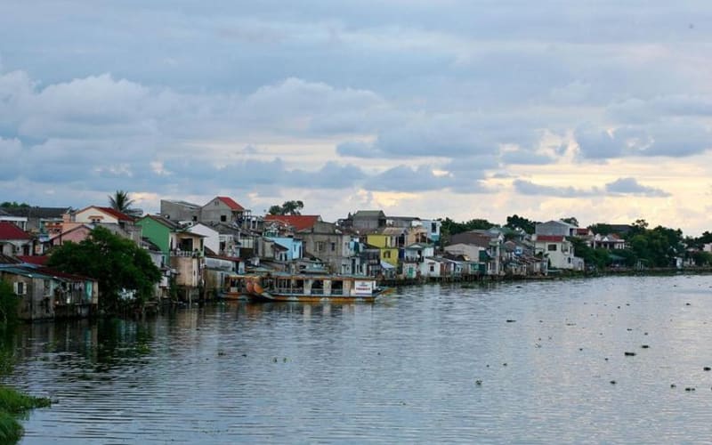 Sunset on Perfume River and Ancient Hue City Tour by Bike - main image