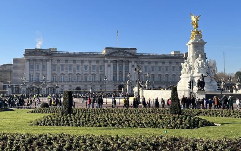 Royal Family and Changing of the Guard Walking Tour - main image