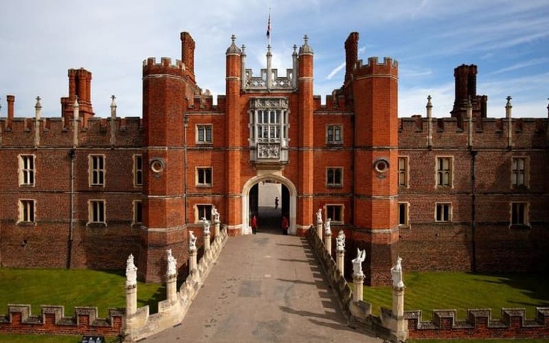 London, Windsor Castle, Hampton Court Palace with Free Snack Pack - main image