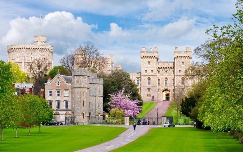 Extended visit: Windsor Castle & Stonehenge with Free Snack Pack - main image