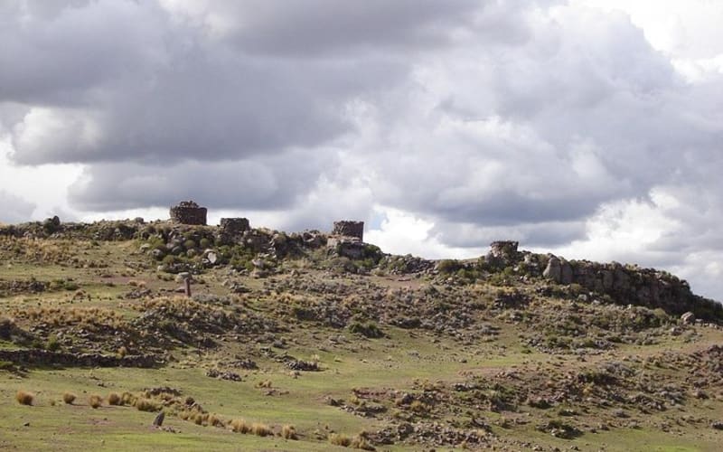 Sillustani, Complejo de Tumbas Pre Incaico - Medio dia  - main image