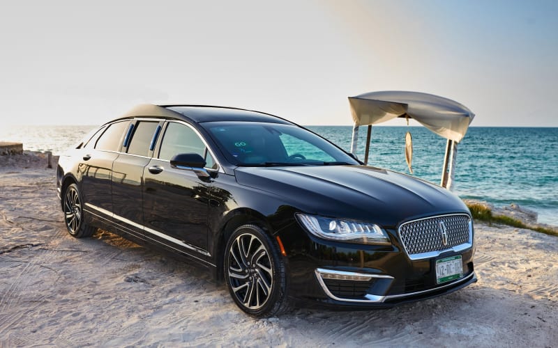 Luxurious Lincoln Stretch Limo Transfer - main image