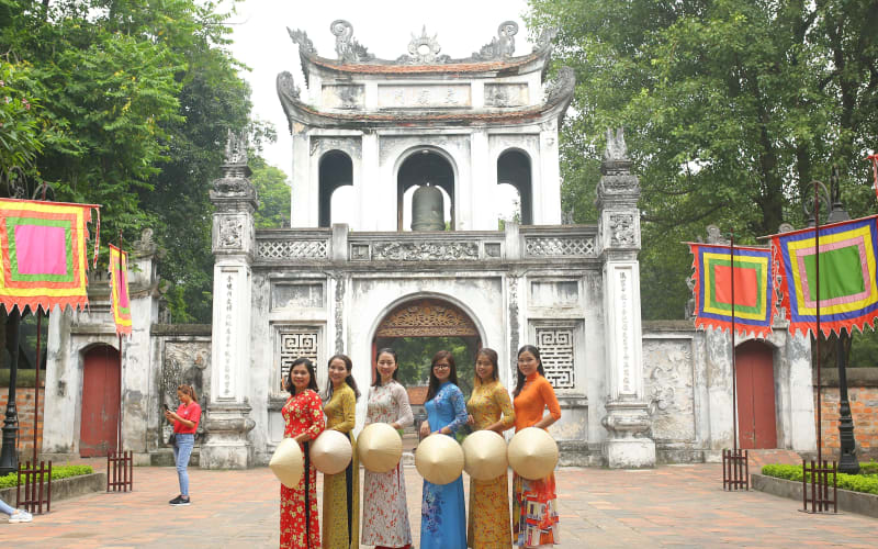 Traditional Ao Dai & Non La Rental in Hanoi - main image