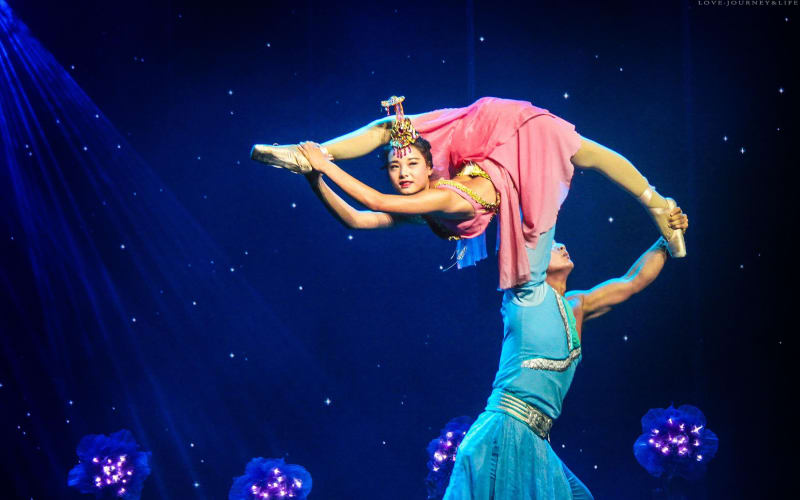 Beijing Afternoon Tour: Silk Market & Acrobatic Show - main image