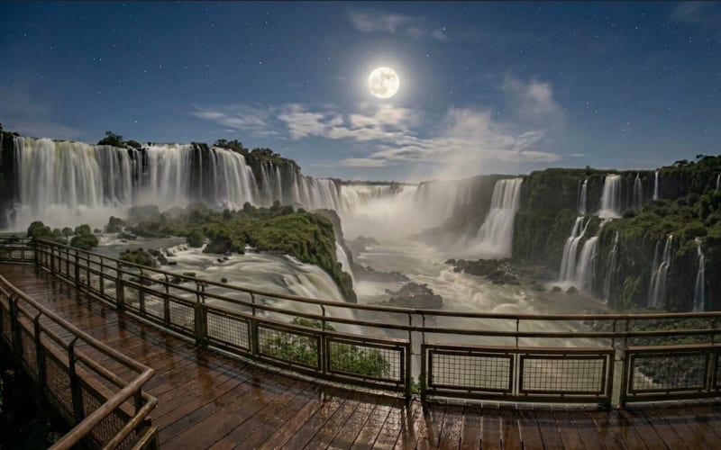 Paseo bajo la luna llena en las Cataratas del Iguazú - main image