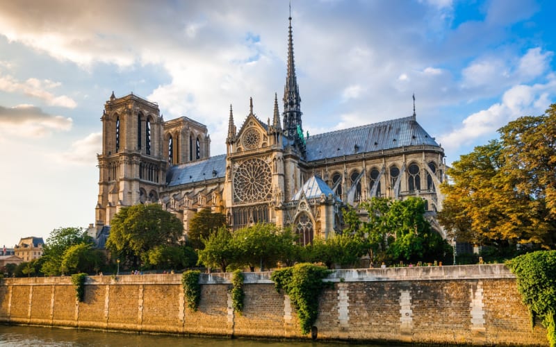 Paris: Notre-Dame Exterior Guided Tour & Big Bus 24-Hour Bus Tour - main image
