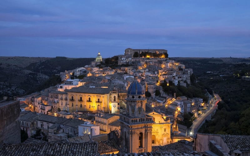The baroque old town of Ragusa Ibla and the Duomo di San Giorgio lit up at dusk