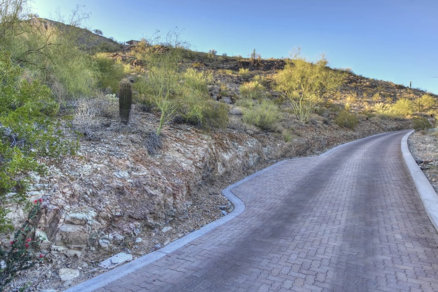 7045 N Invergordon RD W | Paradise Valley, AZ | Luxury Real Estate