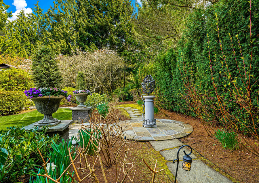 8106 Overlake Drive West | Medina, WA | Luxury Real Estate