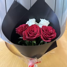 Close-up of the Eternal Embrace 5-rose bouquet, showcasing the vibrant red and pristine white roses' captivating beauty.