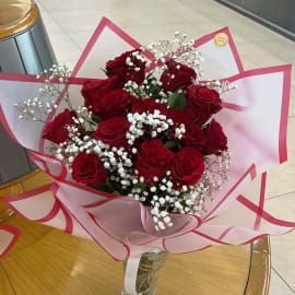 Make a grand romantic gesture with our captivating red roses bouquet, featuring a beautiful combination of baby's breath and elegant packaging that is sure to impress your loved one. 