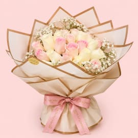 Bouquet de roses roses et blanches