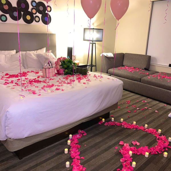 Pink Serenade: Romantic Bedroom Decor | Aroma Flowers