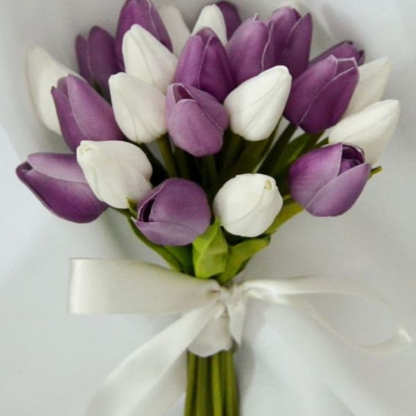 This bouquet melds 10 white tulips.