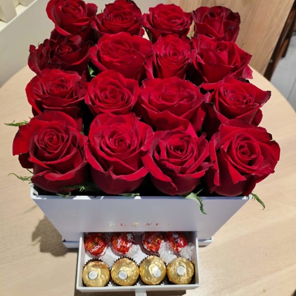 flower box picture in which chocolates are inserted