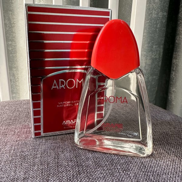 Discover a fragrance as unique as you are. This fresh and subtle blend of floral notes flatters all identities, bottled in a sleek, transparent design.