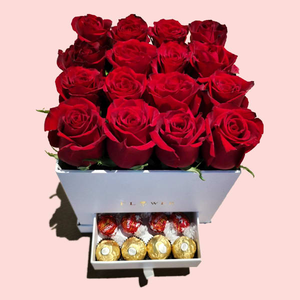 flower box picture in which chocolates are inserted