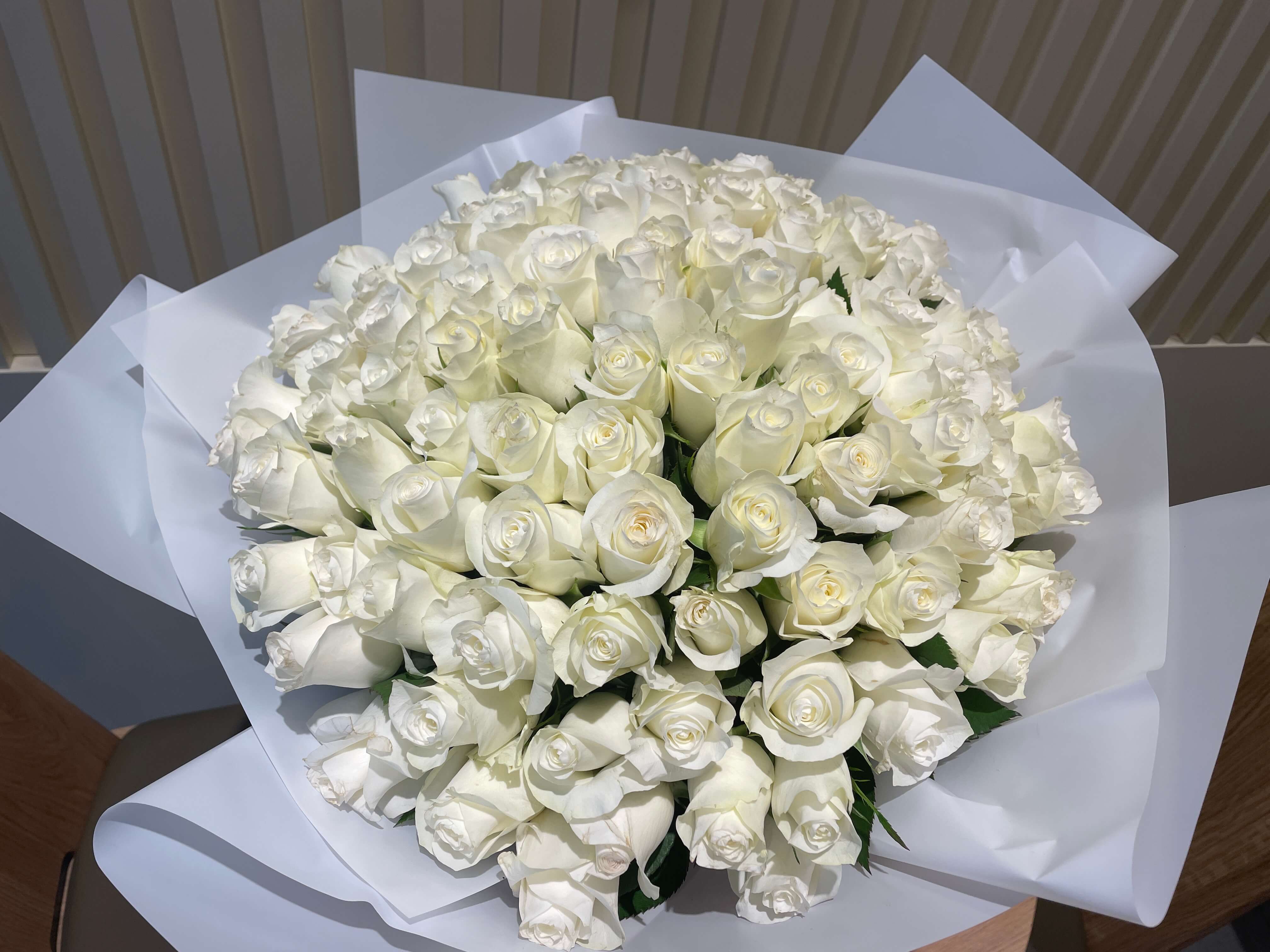 100 White Roses Bouquet