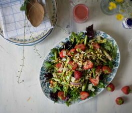 Sommarsallad med sparris, parmesan & jordgubbsvinegrette