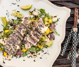 Sesamhalstrad tonfisk med misomajo & mangosallad