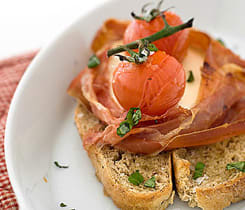 Parmainlindad chèvre med honung på grovt bröd