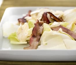 Ljummen endivesallad med brieost och bacon